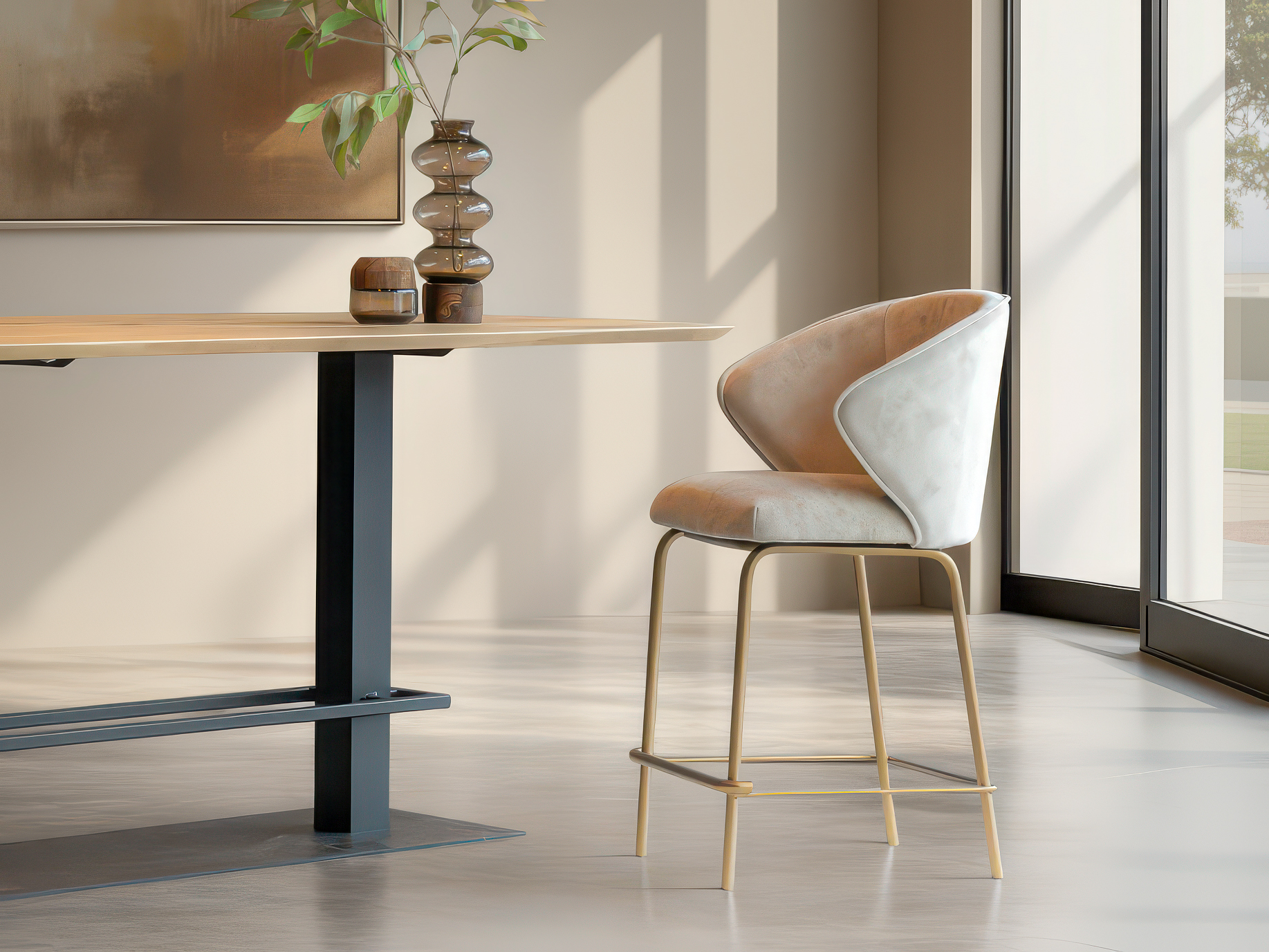 Elegante barkruk met goudkleurig onderstel en zachte beige bekleding