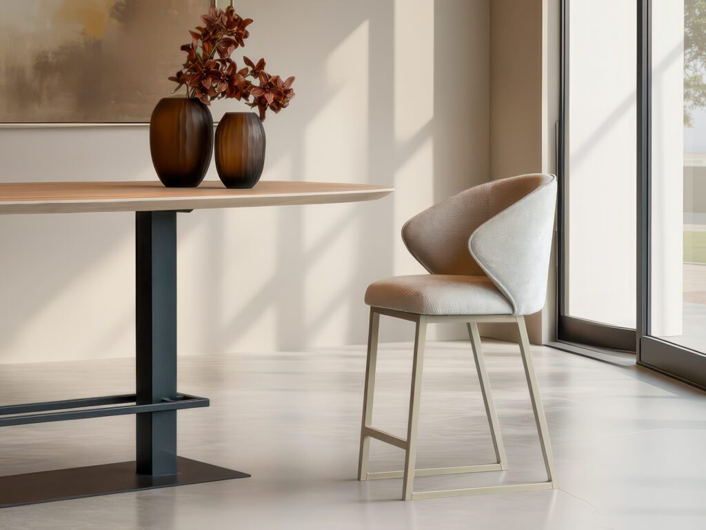 Subtiele barkruk met afgeronde hoeken en licht onderstel