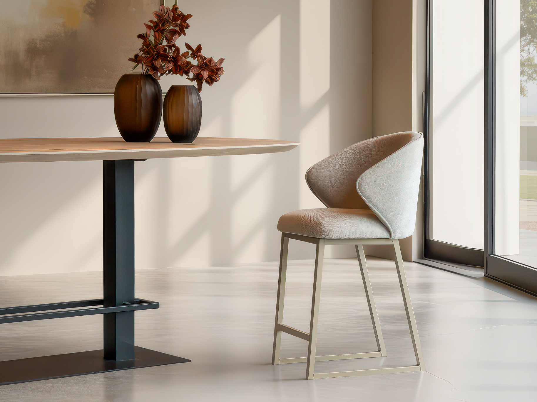 Subtiele barkruk met afgeronde hoeken en licht onderstel