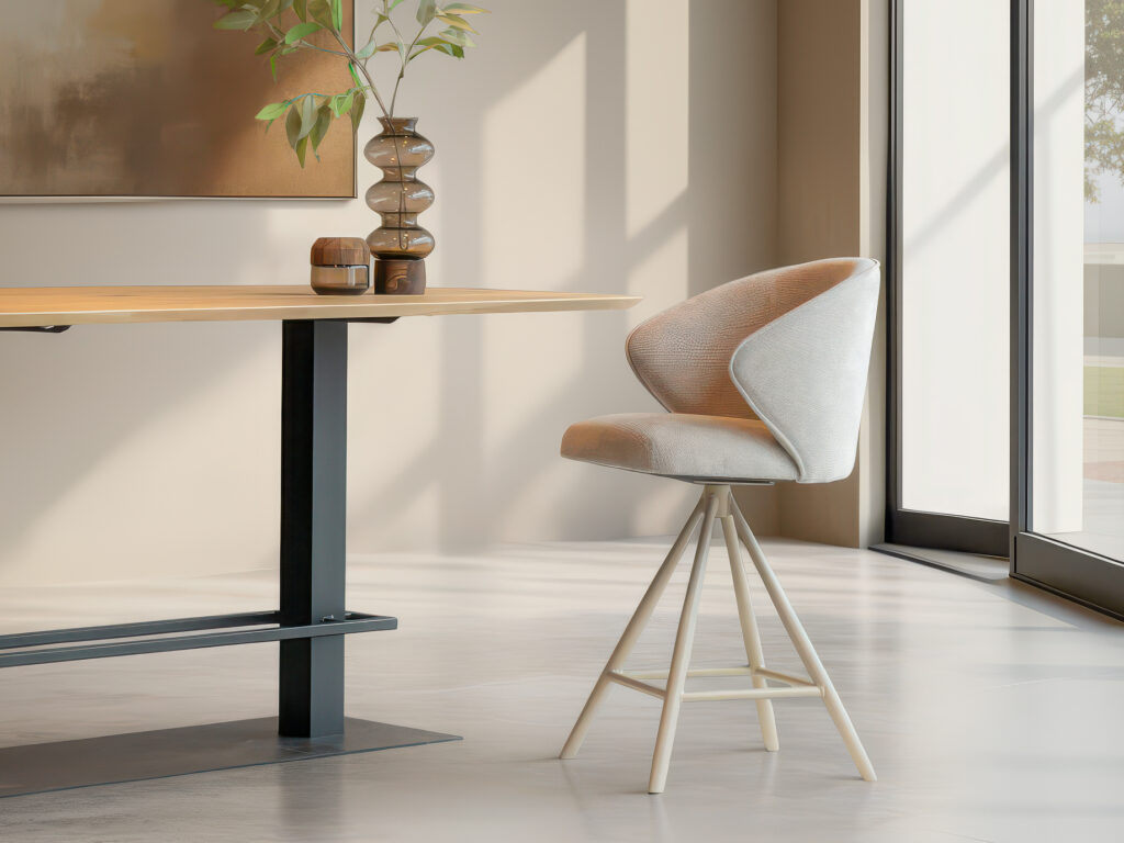 Luxe barkruk met ronde rugleuning en fluwelen stof in lichte tinten