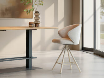 Luxe barkruk met ronde rugleuning en fluwelen stof in lichte tinten