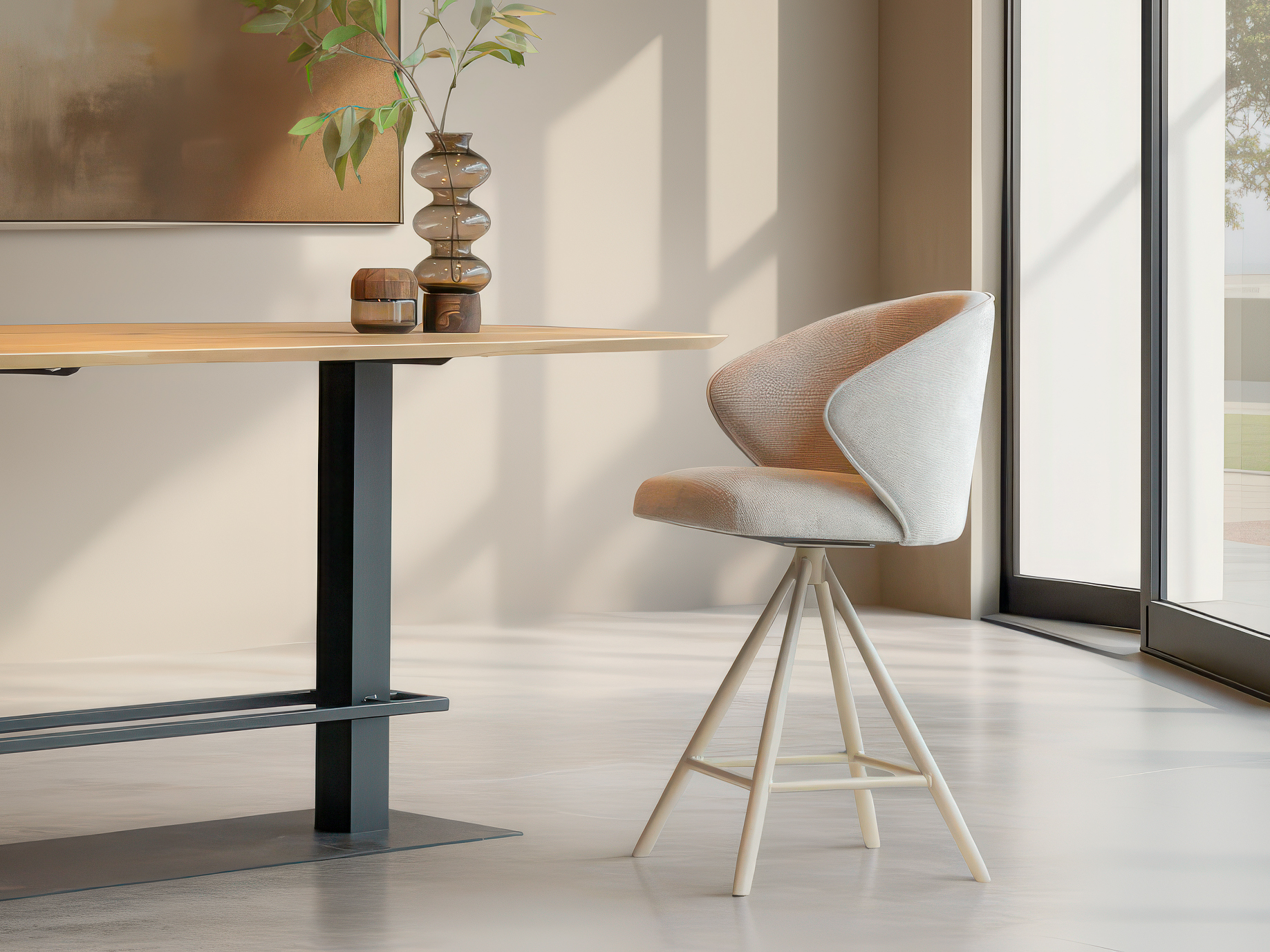 Luxe barkruk met ronde rugleuning en fluwelen stof in lichte tinten