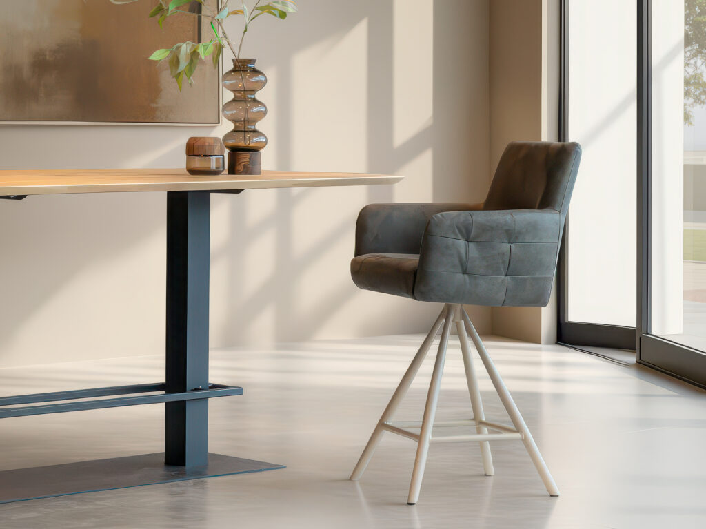 Comfortabele barkruk met zachte zitting en gekleurd metalen frame