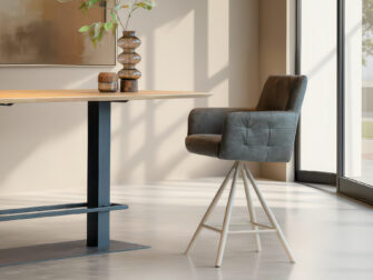 Comfortabele barkruk met zachte zitting en gekleurd metalen frame