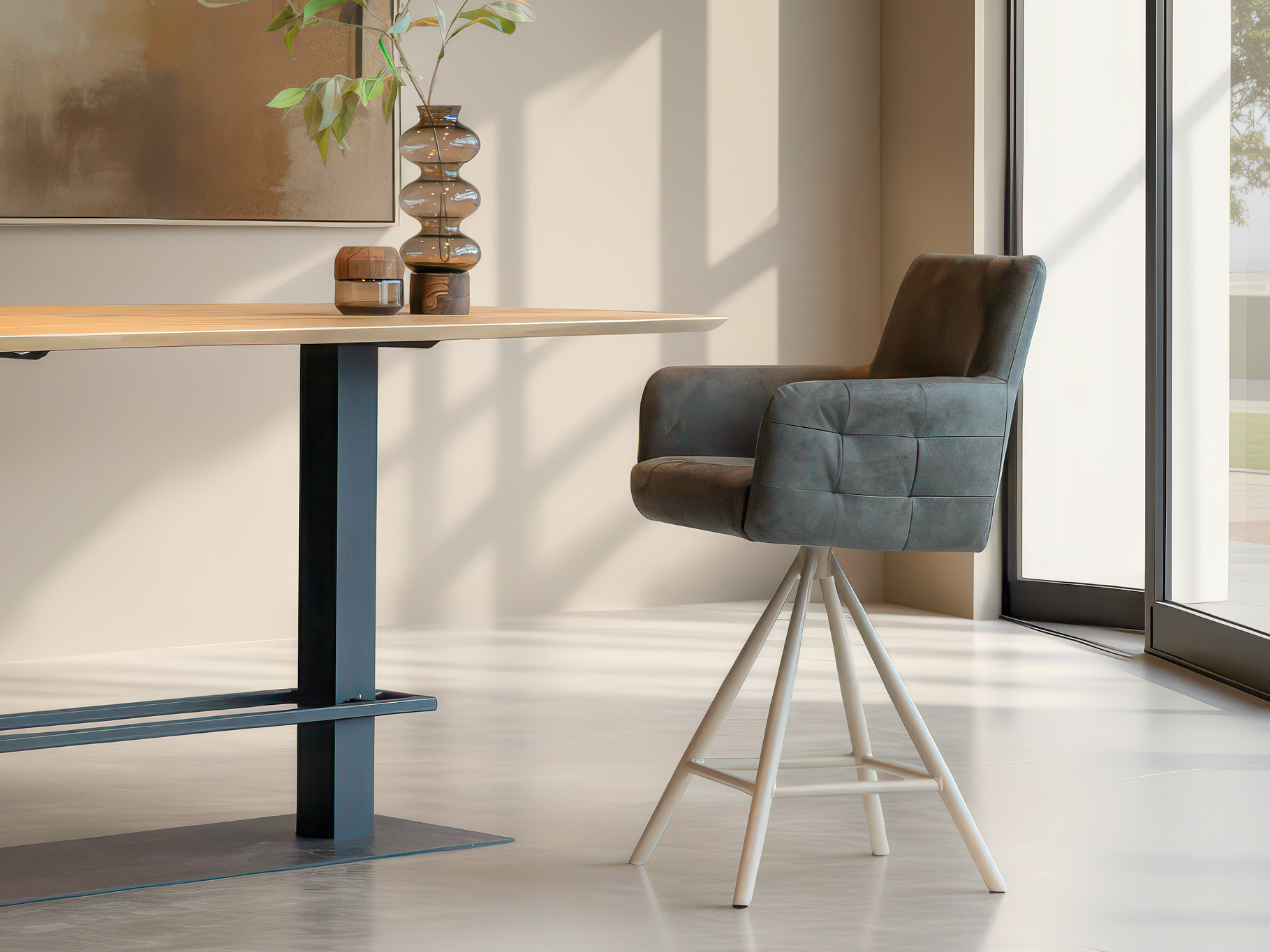 Comfortabele barkruk met zachte zitting en gekleurd metalen frame