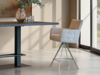 barkruk met moderne vormen en warme neutrale kleuren voor een chique uitstraling