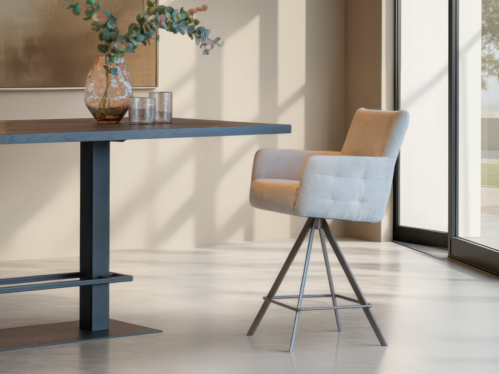 Subtiel vormgegeven barkruk met een elegante ronding en zachte stof