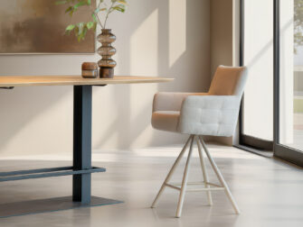 Barkruk in crèmekleurige bekleding en mat gekleurd onderstel