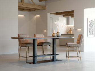 Elegante bartafel met een strakke combinatie van hout en metaal