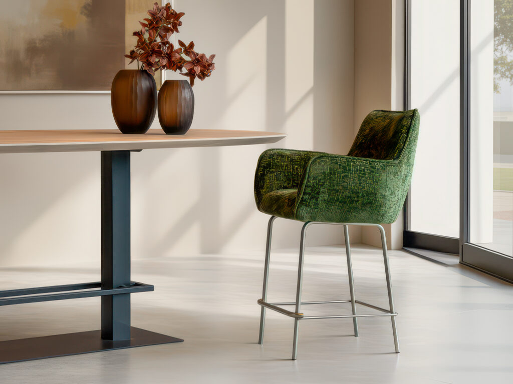 Eigentijdse barkruk met zachte stof en slanke vormgeving