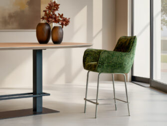 Eigentijdse barkruk met zachte stof en slanke vormgeving