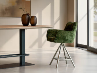 Hoog zitmeubel met zachte bekleding en rechte leuningen