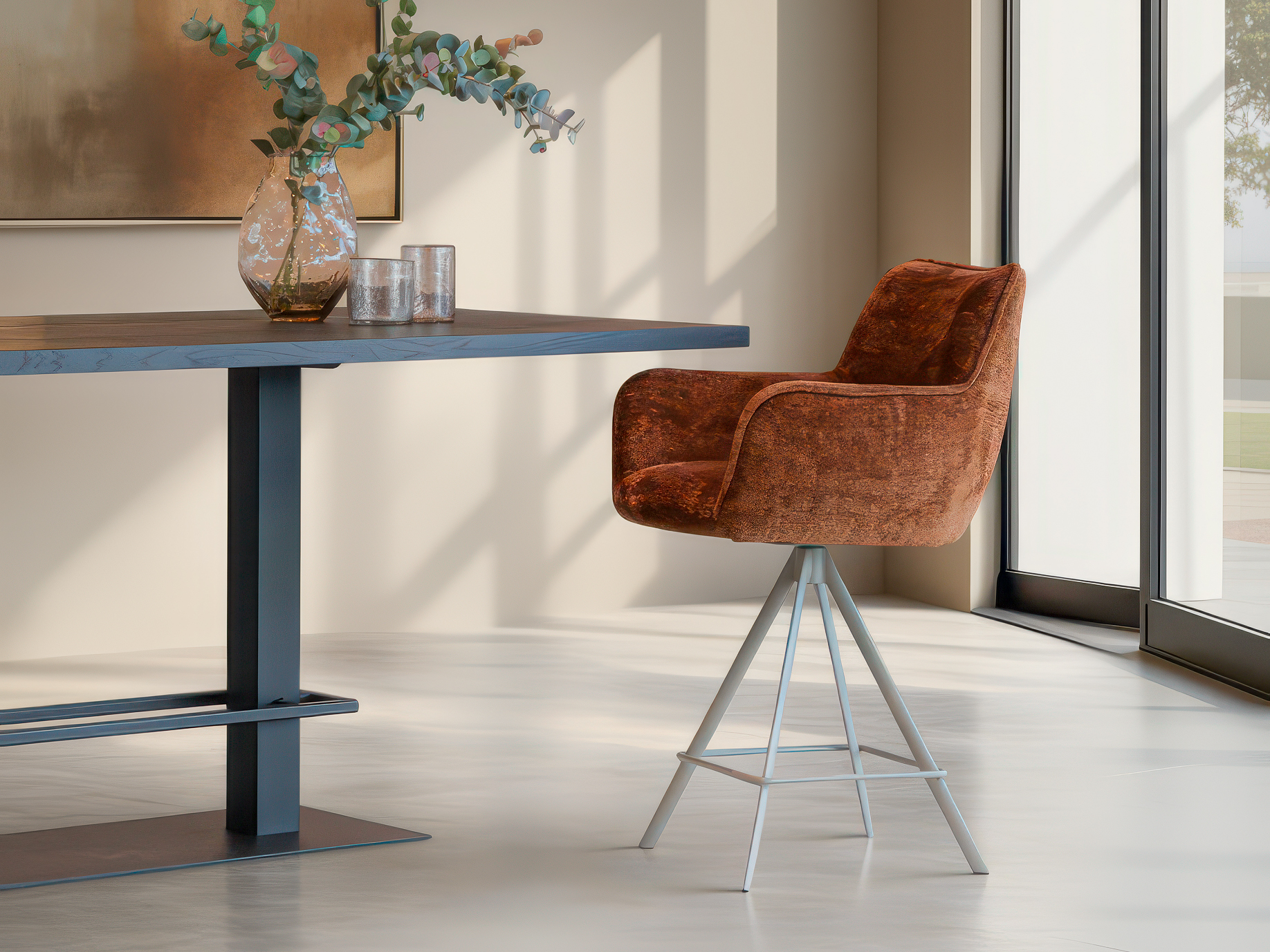 barkruk met zachte kuipzitting en minimalistisch metalen onderstel