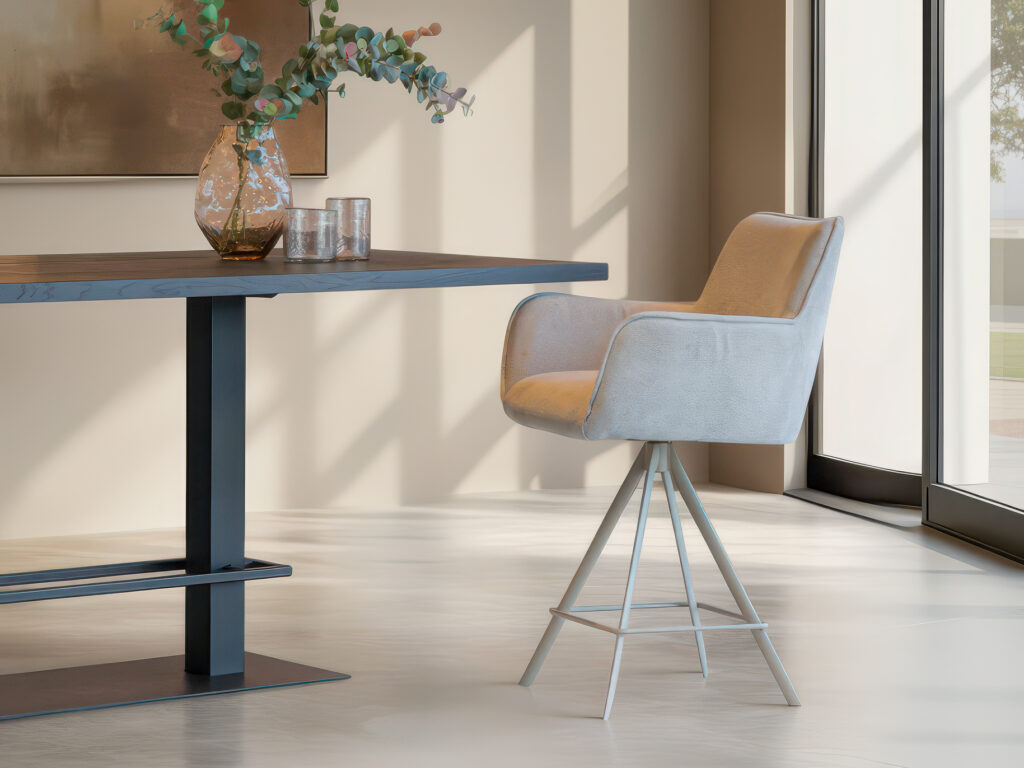 Luxe barkruk met fluwelen bekleding en industriële poot