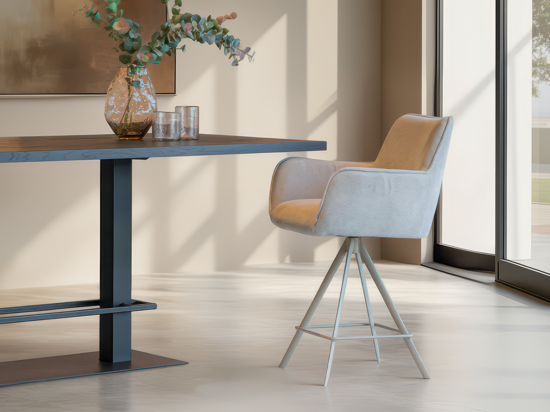 Luxe barkruk met fluwelen bekleding en industriële poot