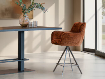 Design barkruk met slank onderstel en zachte stof