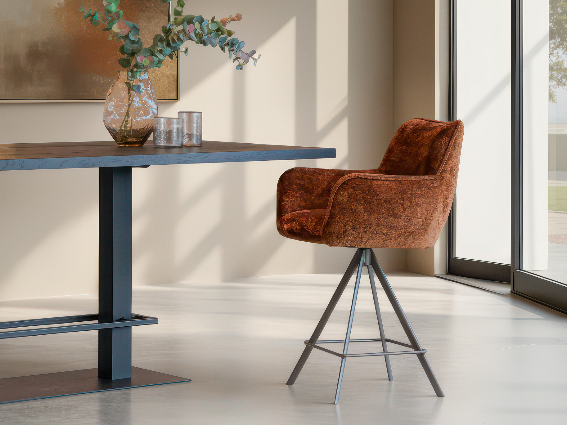 Design barkruk met slank onderstel en zachte stof