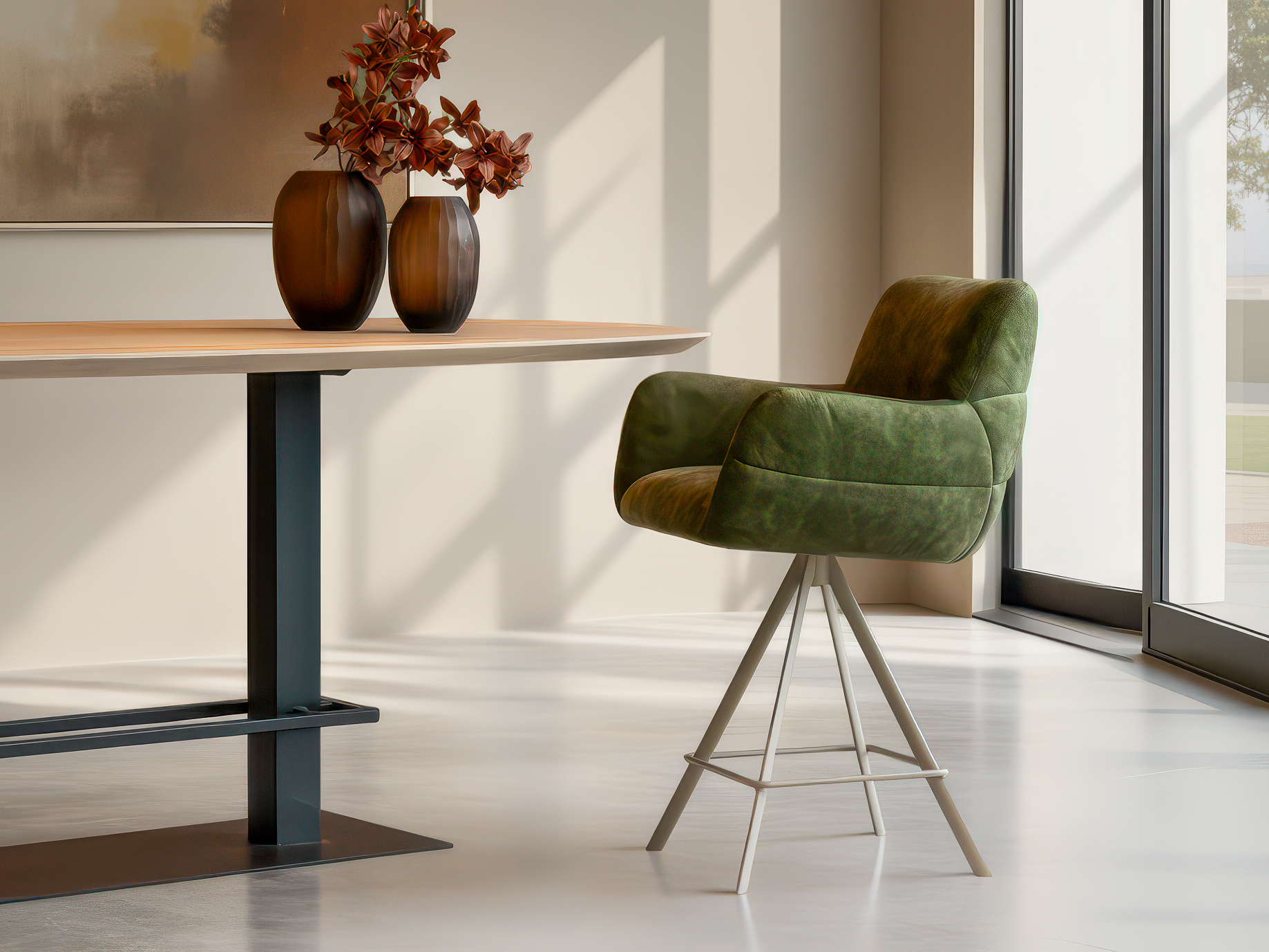 Design barkruk met stevige metalen poten en zachte kuipzitting