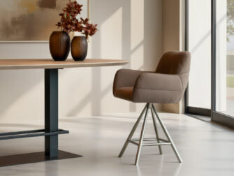 Barkruk met zachte zitting en rank metalen frame