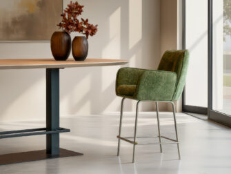 barkruk met zachte zitting en rank metalen frame