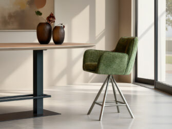 Barkruk met licht onderstel en zachte lijnen