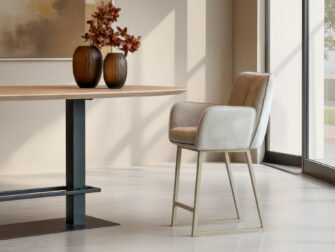 Barkruk met elegant onderstel en comfortabele zitting