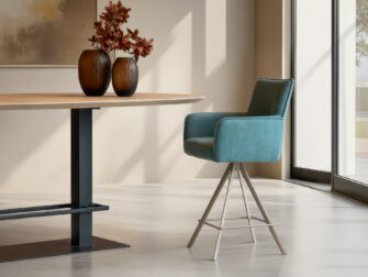 Stijlvolle barkruk met armleuningen en strak metalen onderstel