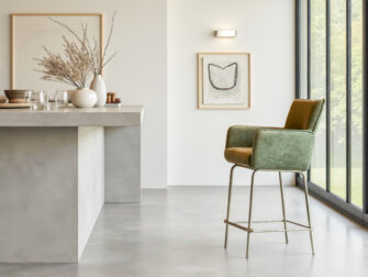 Compacte barkruk met hoge rug voor extra ondersteuning