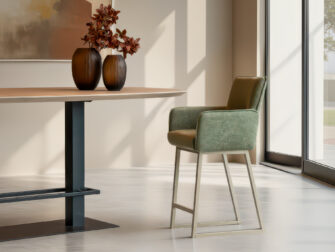 Barkruk met comfortabele stoffering en strakke armleuningen