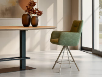 Luxe barkruk met draaibaar onderstel en moderne afwerking