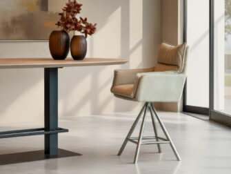 Design barkruk met zachte bekleding en stevige basis