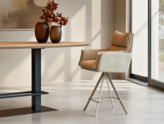 Barkruk met ergonomisch zitvlak en industriële uitstraling