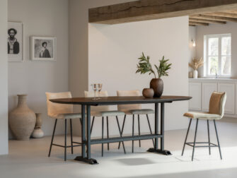 Tafel met een subtiele, afgeronde vormgeving en robuuste onderbouw