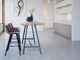 Industriële bartafel met een stoer metalen onderstel en robuust eiken blad