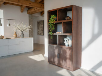 Stijlvolle houten boekenkast met strakke lijnen, ideaal voor het tentoonstellen van boeken en decoratie