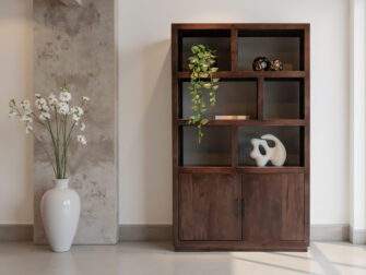 Minimalistische wandkast met open vakkenstructuur en gesloten onderkasten, perfect voor een modern interieur