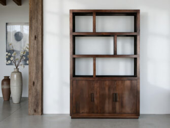 Design boekenkast van massief hout met unieke vakindeling en praktische opbergruimte achter deuren