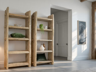 Open wandkast met een robuuste, ambachtelijke uitstraling