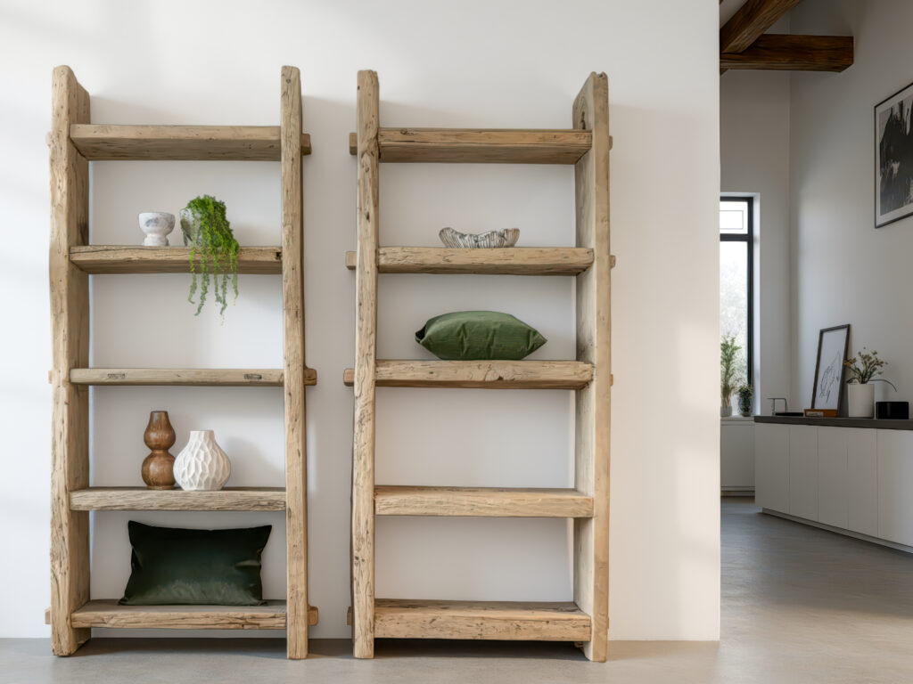 Massieve boekenkast met een natuurlijke en rustieke charme