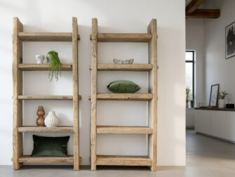 Massieve boekenkast met een natuurlijke en rustieke charme