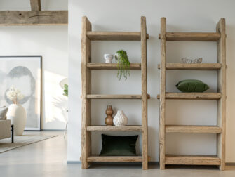 Authentieke open kast die warmte en karakter toevoegt aan het interieur