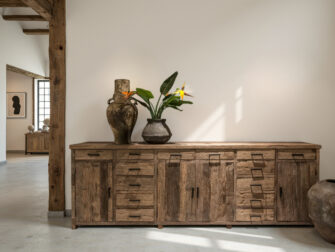 Robuust dressoir van gerecycled hout met natuurlijke nerven en een warme, verweerde uitstraling, ideaal voor een landelijke of industriële inrichting
