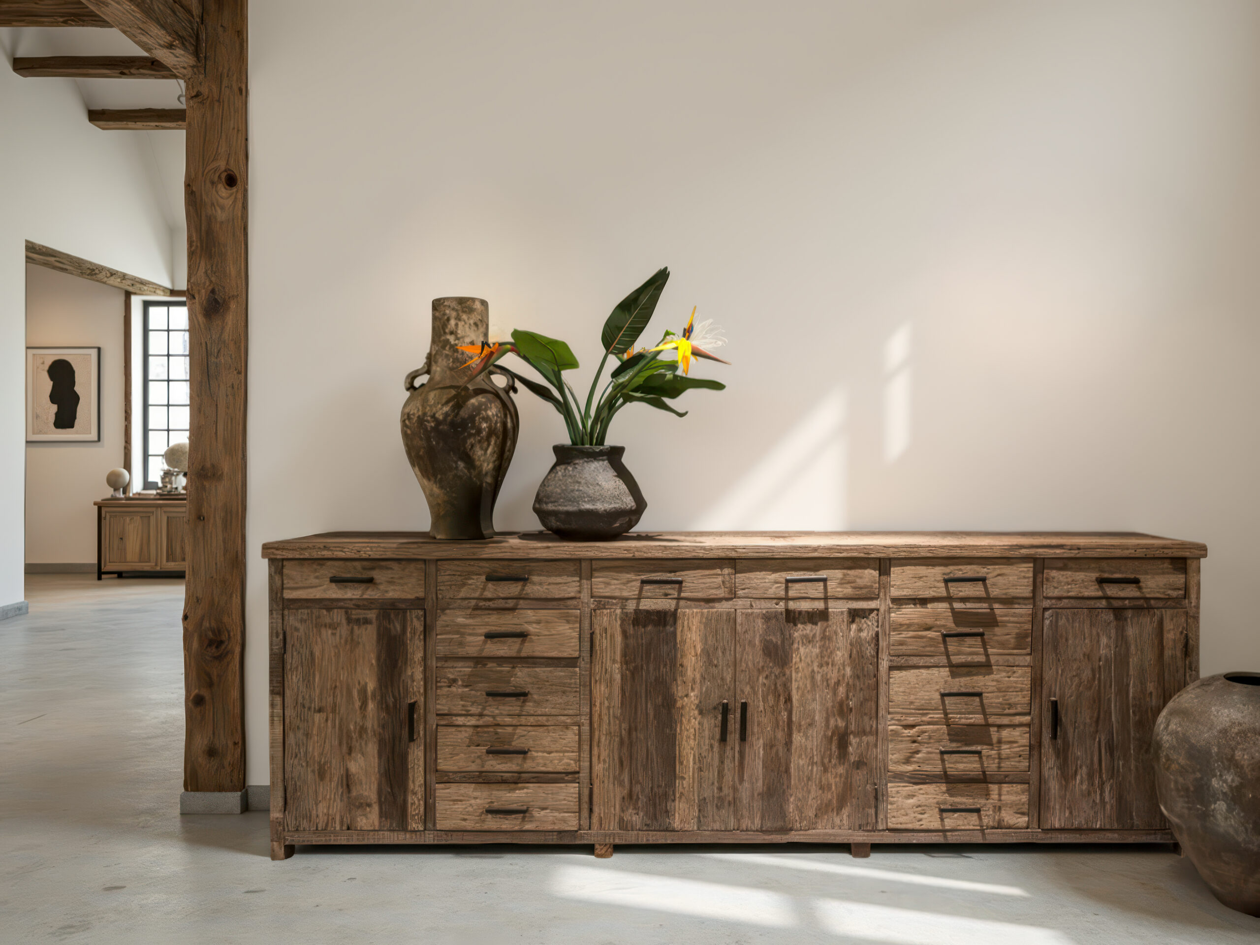 Robuust dressoir van gerecycled hout met natuurlijke nerven en een warme, verweerde uitstraling, ideaal voor een landelijke of industriële inrichting