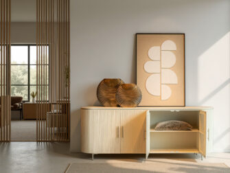 Licht houten kast met een luchtig design, ideaal om rust en balans te brengen in je interieur