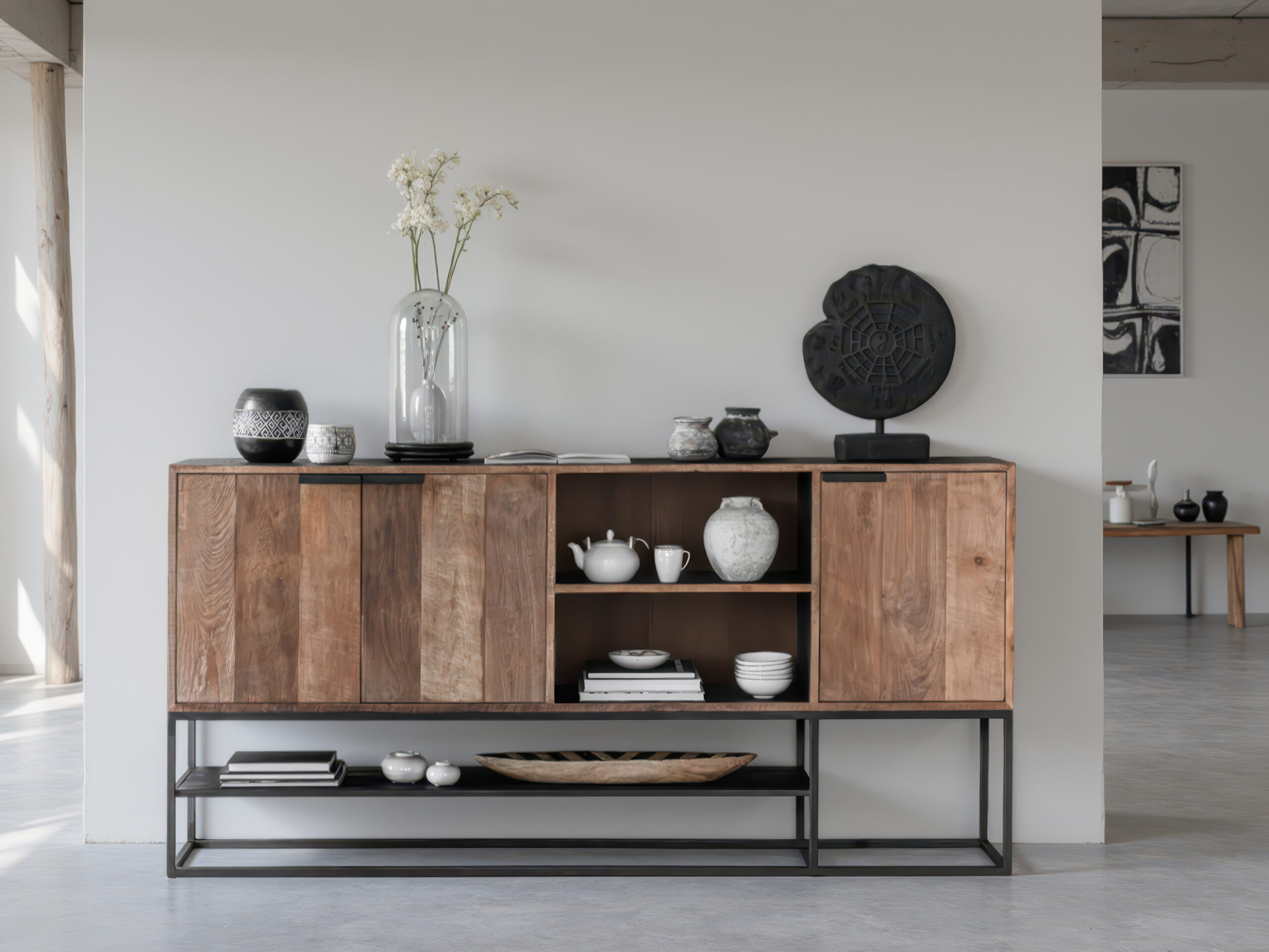 Industrieel teakhouten dressoir met strakke lijnen en combinatie van gesloten en open opbergruimtes