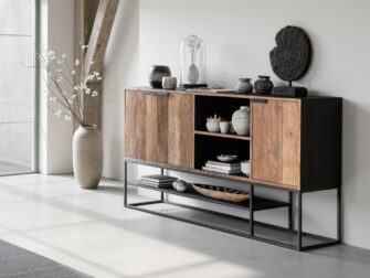 Modern dressoir van teakhout met zwarte metalen frame en open vakken voor stijlvolle opbergruimte