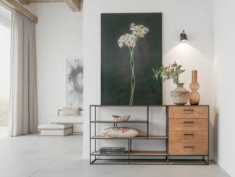 Open kast met ladeblok van teakhout en zwart stalen frame voor een industriële uitstraling