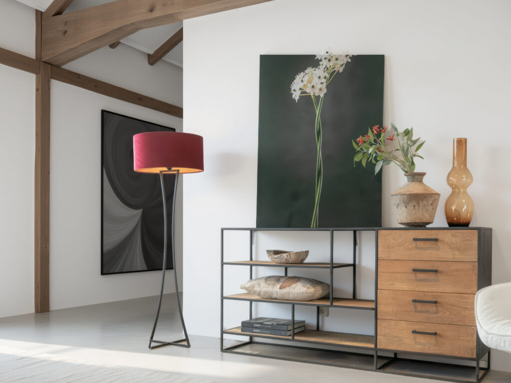 Modern opbergmeubel met teakhouten planken en strakke metalen lijnen