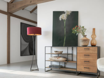 Modern opbergmeubel met teakhouten planken en strakke metalen lijnen