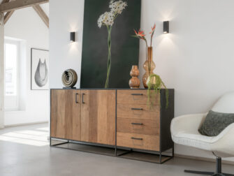 Minimalistische opbergkast met warme teakhouten deuren